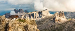 Официальные маршруты CAI к хижине Rifugio Lagazuoi (2752 м). Доломиты, Италия